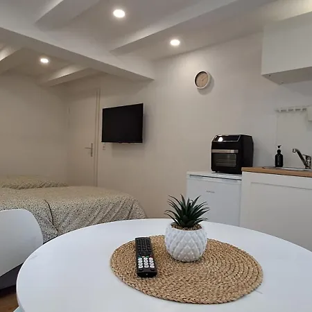 Traumhaft Modernes Mit Doppelbett,,,,gemeinschaftsbad Und Wc In 78554 アパート