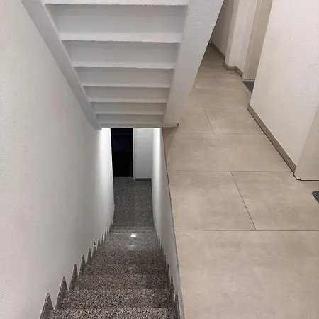 Traumhaft Modernes Mit Doppelbett,,,,gemeinschaftsbad Und Wc In 78554 Aldingen