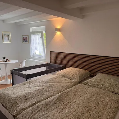 Traumhaft Modernes Mit Doppelbett,,,,gemeinschaftsbad Und Wc In 78554 Aldingen (Tuttlingen)